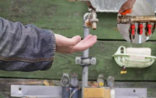 what temperature do pipes freeze under mobile home