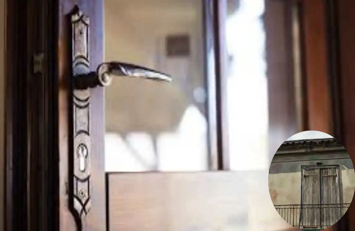 why do wooden doors swell in rainy season